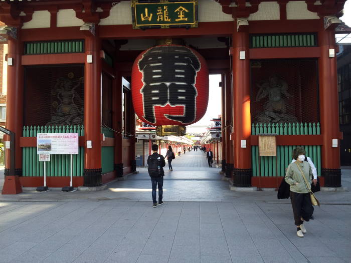 Kaminarimon, the large outer gate at the Sensō-ji Buddhist temple in Asakusa, Tōkyō.