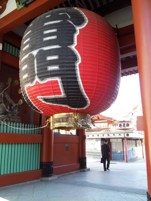 Kaminarimon, the large outer gate at the Sensō-ji Buddhist temple in Asakusa, Tōkyō.