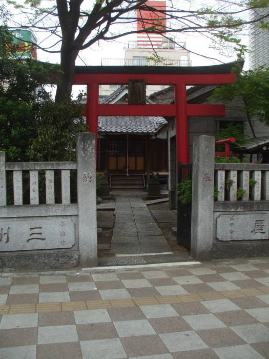 Shintō shrine near the Khaosan World Asakusa Ryokan and Hostel.