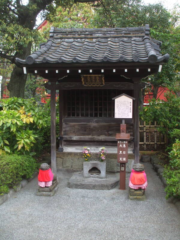 Jizō statues with red caps and bibs at Mitsumine Shrine, a shrine complex next to the Sensō-ji Buddhist temple in Asakusa, Tōkyō.