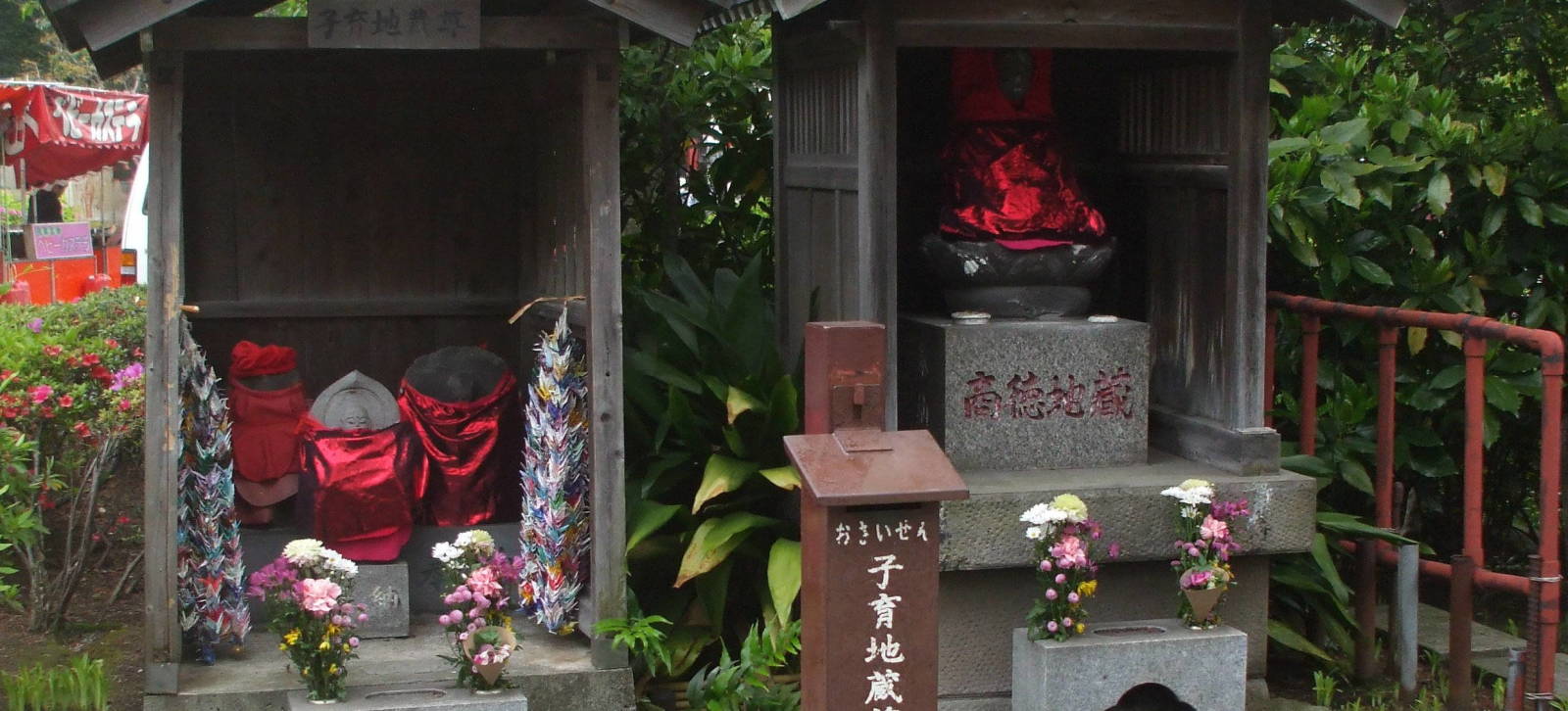 Jizō statues at Mitsumine Shrine at Sensō-ji, a major Buddhist temple at Asakusa, Tōkyō