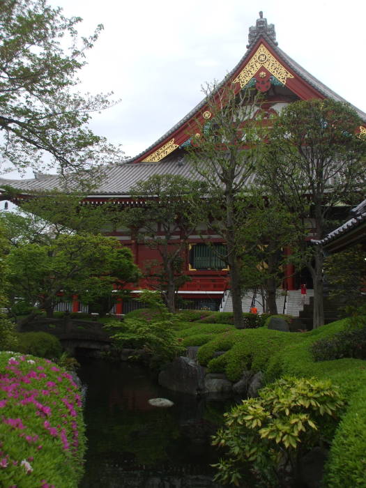 Jizō statues with red caps and bibs at Mitsumine Shrine, a shrine complex next to the Sensō-ji Buddhist temple in Asakusa, Tōkyō.