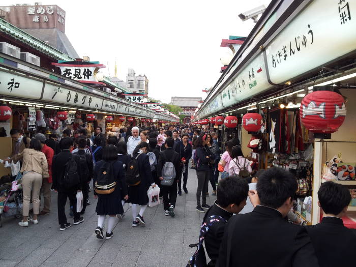 Nakamise-dōri, the narrow street leading to the Sensō-ji Buddhist temple in Asakusa, Tōkyō. Crowded with visitors in the afternoon.