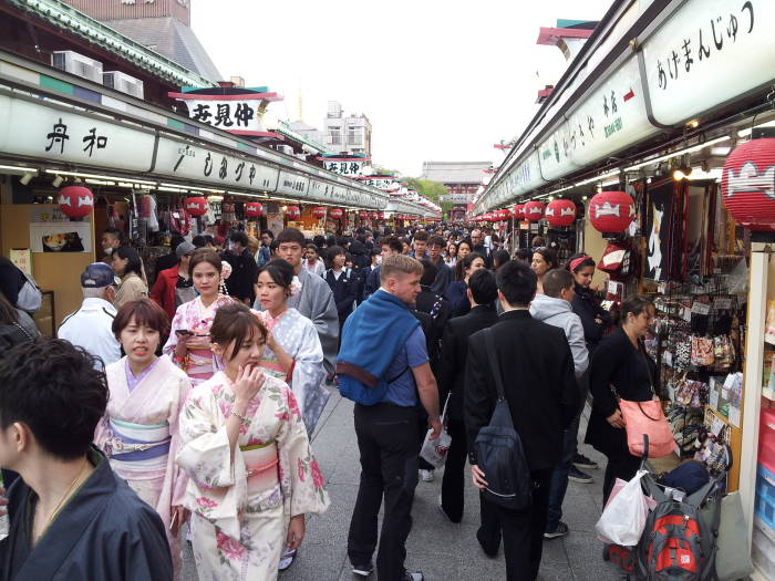 Nakamise-dōri, the narrow street leading to the Sensō-ji Buddhist temple in Asakusa, Tōkyō. Crowded with visitors in the afternoon.