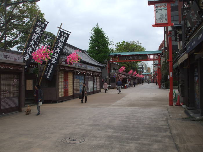Empty street early on a quiet morning outside Otanuki-sama Shrine in Asakusa, Tōkyō