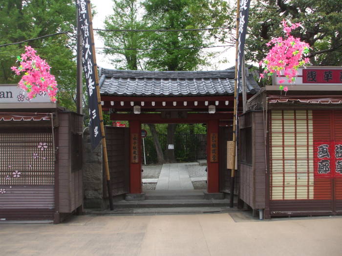 Entrance gate to Otanuki-sama Shrine in Asakusa, Tōkyō