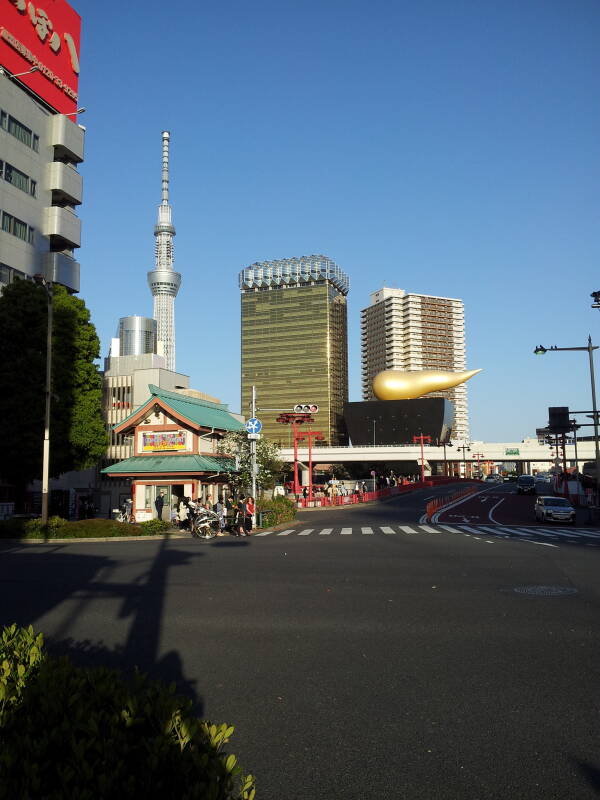 The Skytree and Asahi building along the Sumida River in Asakusa, Tōkyō.