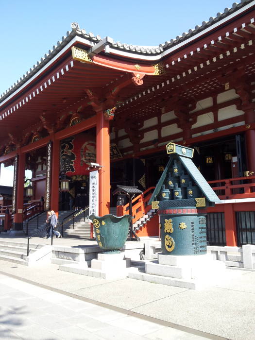 Entrance to the Sensō-ji Buddhist temple in Asakusa, Tōkyō.