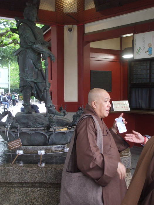 Ablutions fountain at the Sensō-ji Buddhist temple in Asakusa, Tōkyō.