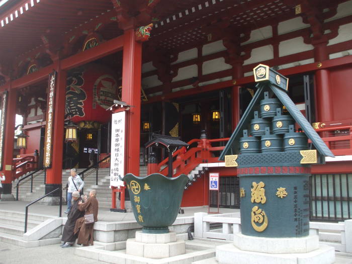 Buddhist monks at the entrance to the Sensō-ji Buddhist temple in Asakusa, Tōkyō.