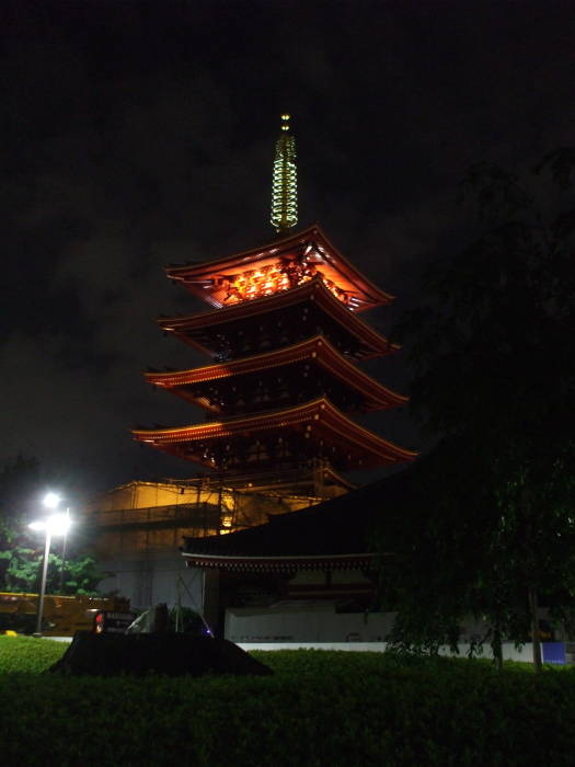 Sensō-ji Buddhist temple in Asakusa, Tōkyō, lighted at night.