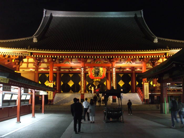 Sensō-ji Buddhist temple in Asakusa, Tōkyō, lighted at night.