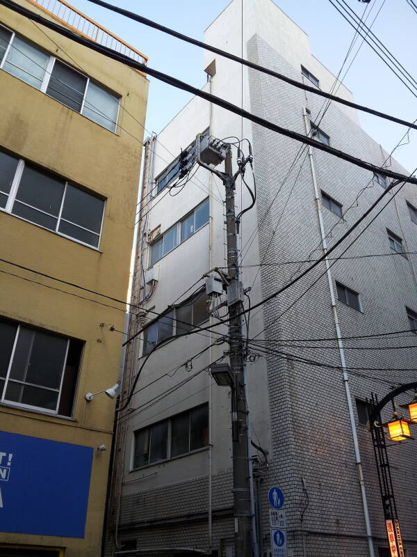 Electrical power and data lines on the back streets near the covered markets near Sensō-ji Buddhist temple in Asakusa, Tōkyō.