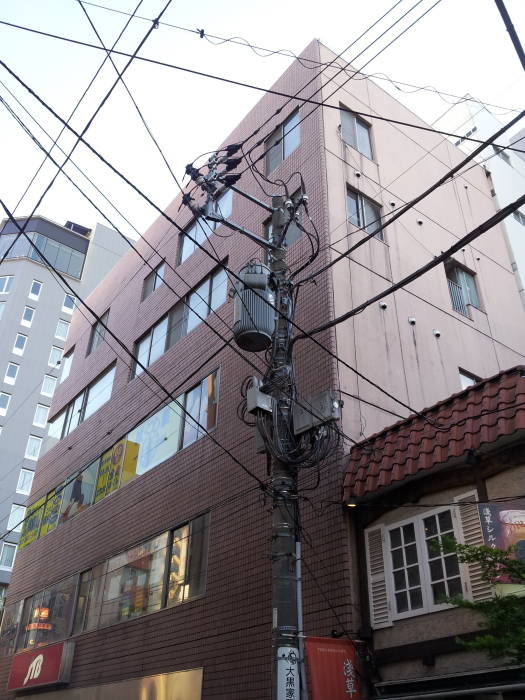 Electrical power and data lines on the back streets near the covered markets near Sensō-ji Buddhist temple in Asakusa, Tōkyō.
