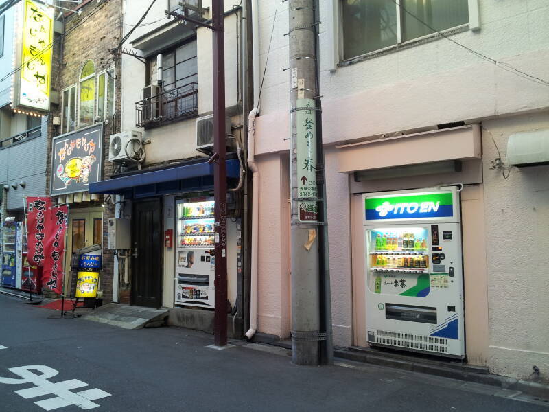 Back streets near the covered markets near Sensō-ji Buddhist temple in Asakusa, Tōkyō.