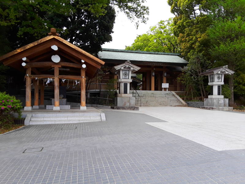 Ablutions fountain outside the Tōgō-ji, the Tōgō Shrine