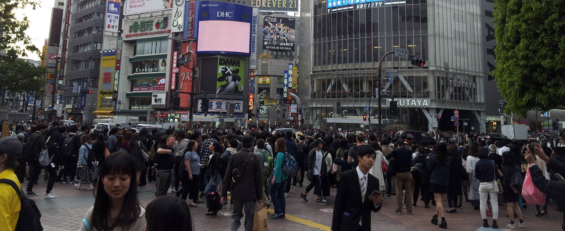Thousands of people around Shibuya Crossing in Tōkyō.