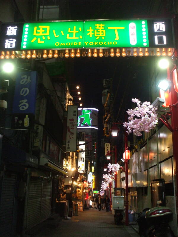 Alley beside the tracks at Omoide Yokochō, at north end of Shinjuku Station in Tōkyō