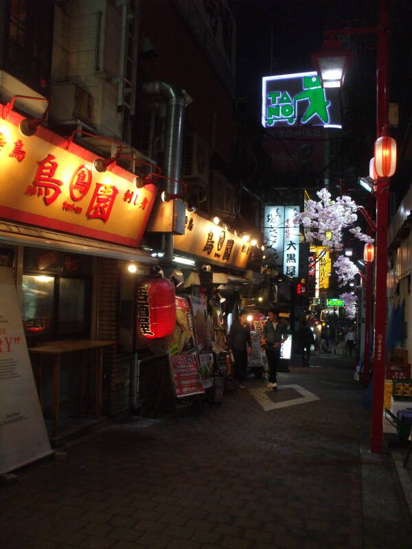 Alley between Omoide Yokochō and railroad line at north end of Shinjuku Station in Tōkyō