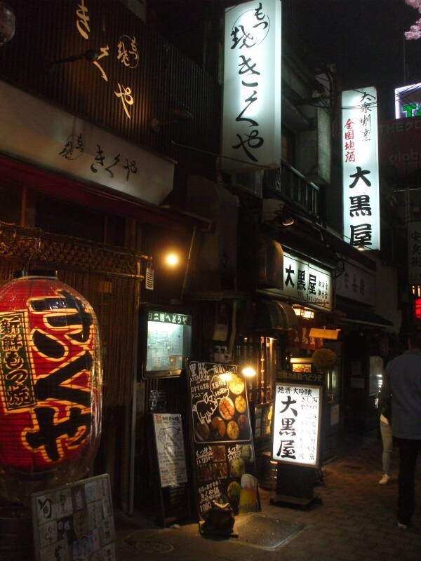 Alley between Omoide Yokochō and railroad line at north end of Shinjuku Station in Tōkyō