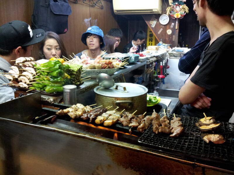 Fish and vegetables on the grill in an izakaya in the middle of Omoide Yokochō in Tōkyō