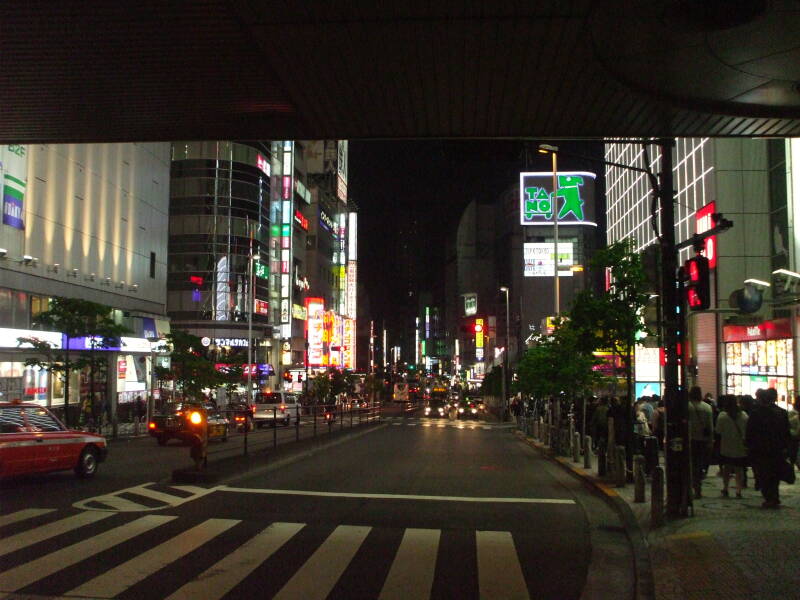 Continuing north from west exit from Shinjuku Station in Tōkyō