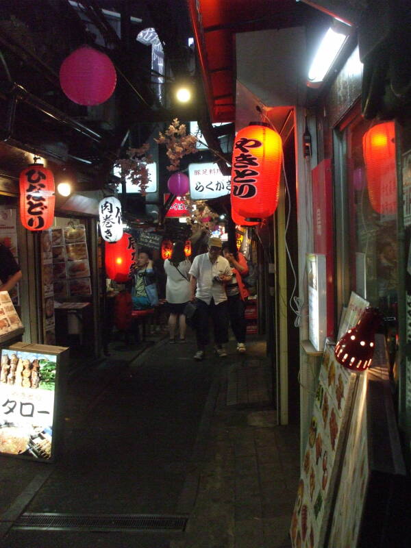 Passageways through the middle of Omoide Yokochō in Tōkyō