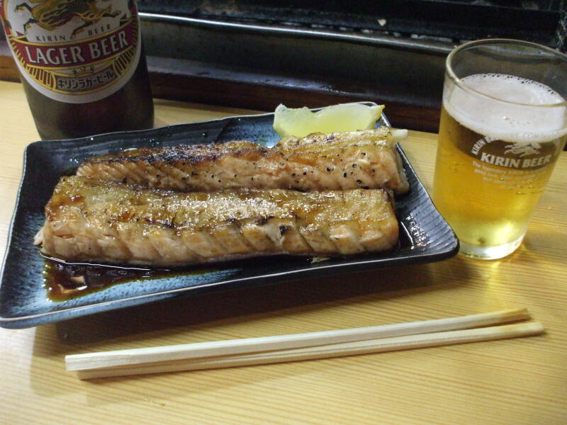 Salmon on the grill at a small izakaya in Omoide Yokochō, Shinjuku, Tōkyō