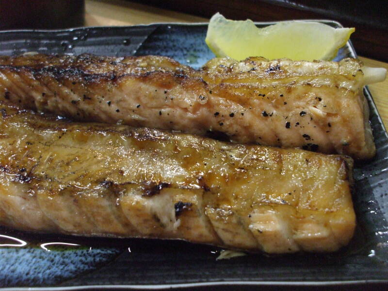 Grilled salmon at a small izakaya in Omoide Yokochō, Shinjuku, Tōkyō