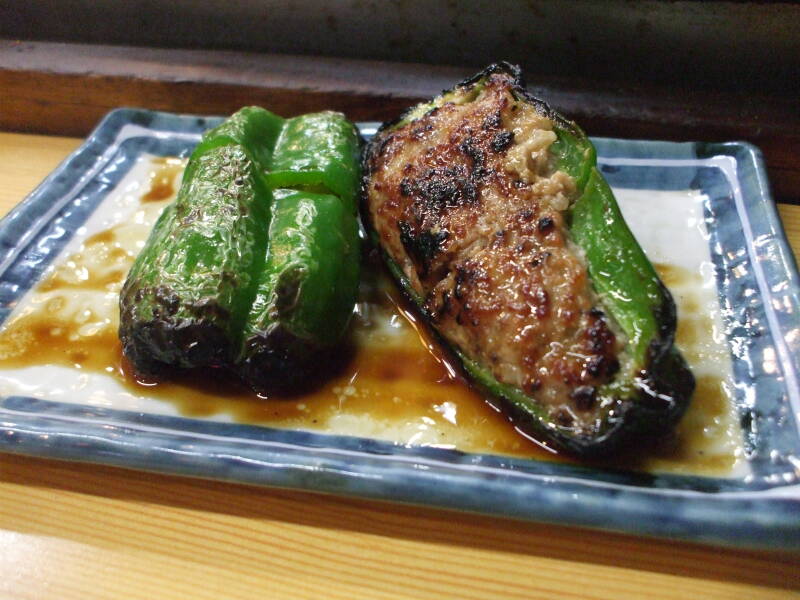 Grilled pepper with ground chicken at a small izakaya in Omoide Yokochō, Shinjuku, Tōkyō