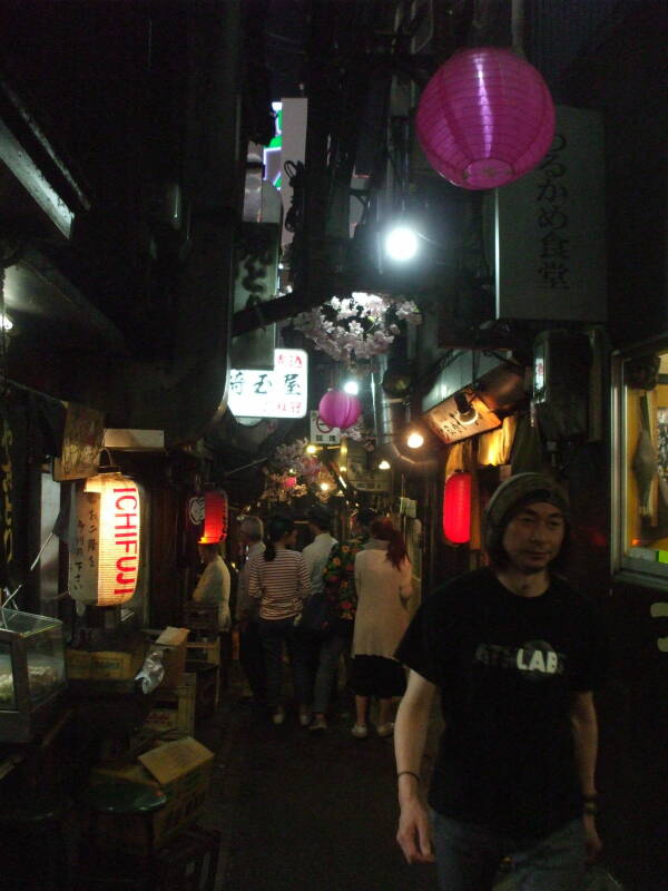 Passageways through the middle of Omoide Yokochō in Tōkyō