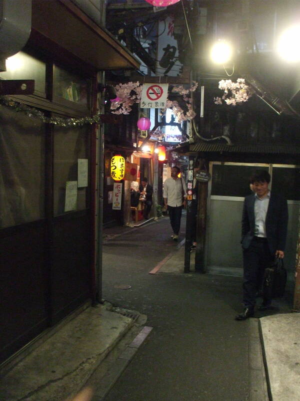 Passageways through the middle of Omoide Yokochō in Tōkyō