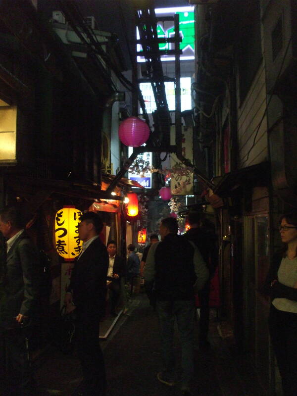 Passageways through the middle of Omoide Yokochō in Tōkyō