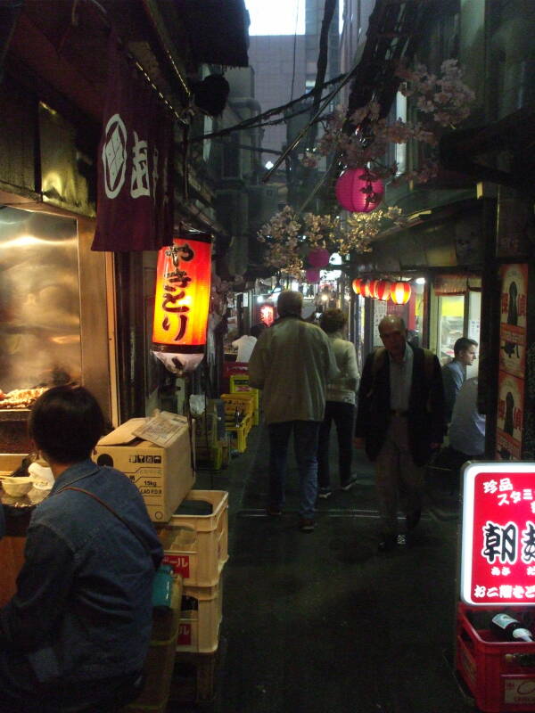 Passageways through the middle of Omoide Yokochō in Tōkyō