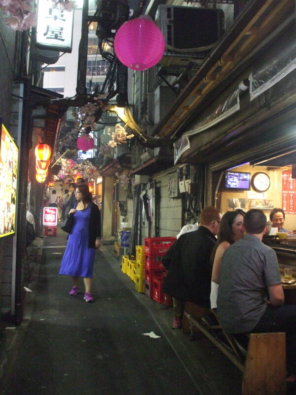 Passageways through the middle of Omoide Yokochō in Tōkyō