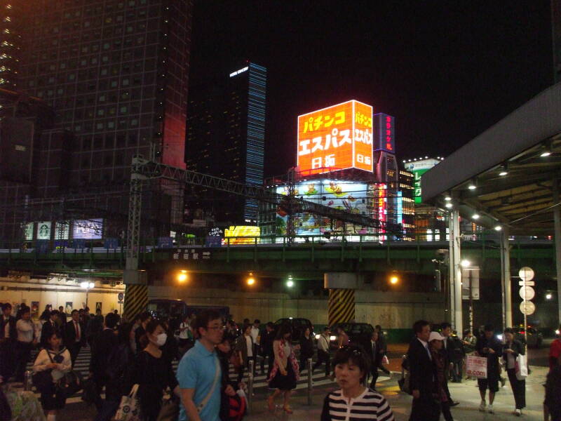 View east on Yasukuni Dōri from northwest corner of Omoide Yokochō in Shinjuku, in Tōkyō