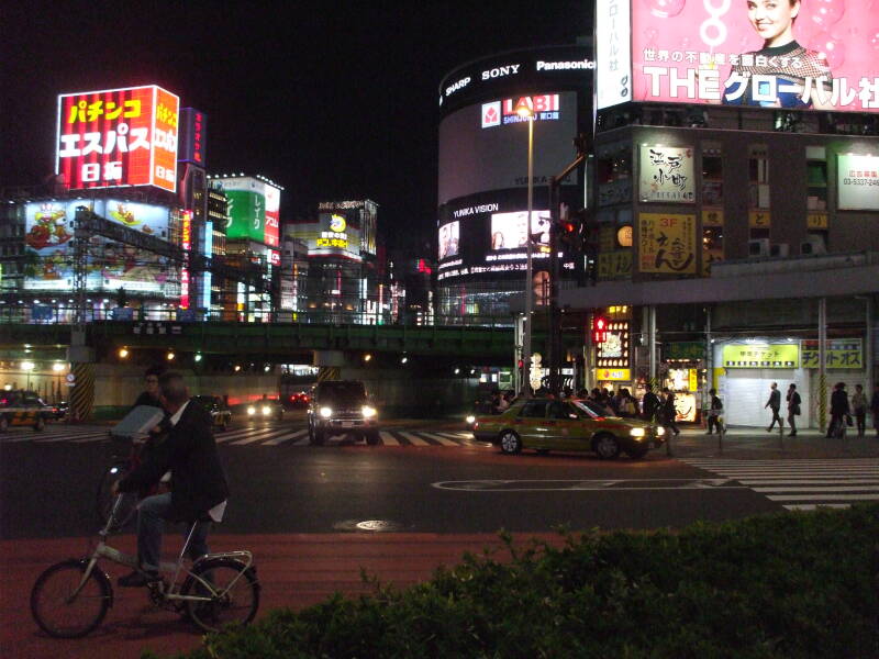 View east on Yasukuni Dōri from northwest corner of Omoide Yokochō in Shinjuku, in Tōkyō