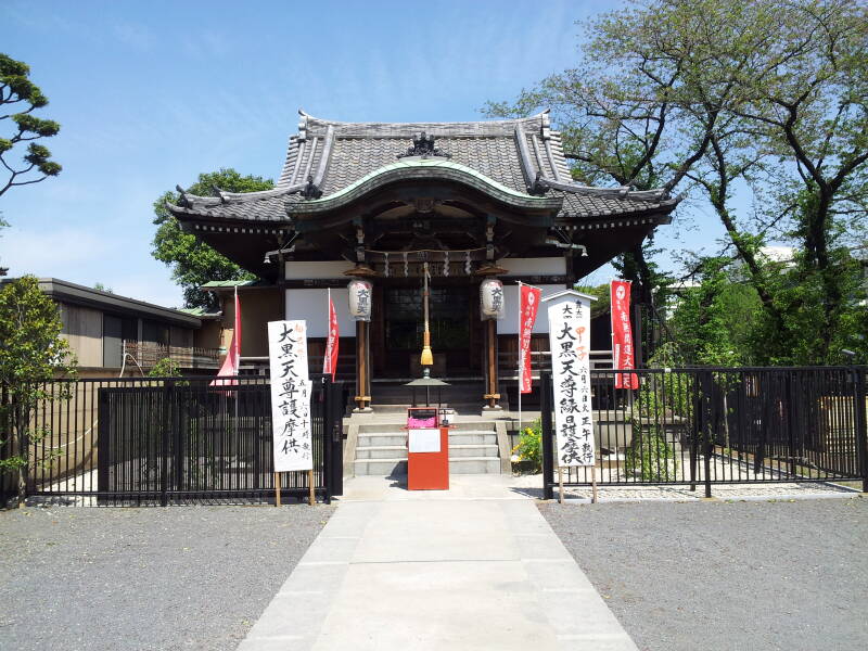 Shintō shrine at Benten-dō, a Buddhist temple to Benzaiten in Ueno Park.