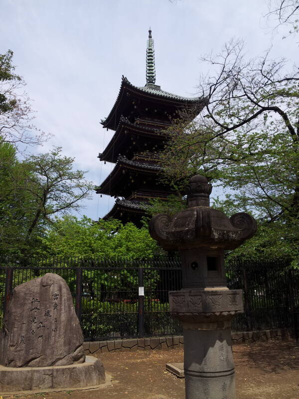 Tōshō-gū, a Shintō shrine in memory of Tokugawa Ieyasu in Ueno Park.
