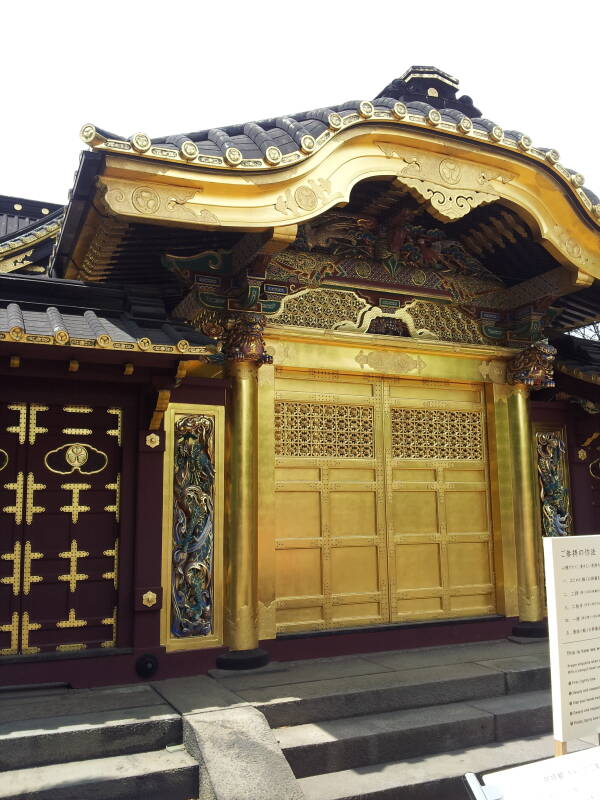 Tōshō-gū, a Shintō shrine in memory of Tokugawa Ieyasu in Ueno Park.
