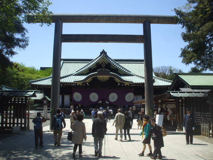 Third torii at the Yasukuni Shrine.