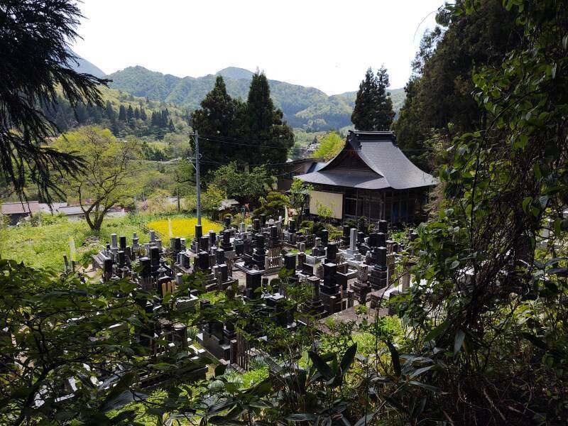 Senjuin Kannon-dō and its cemetery.