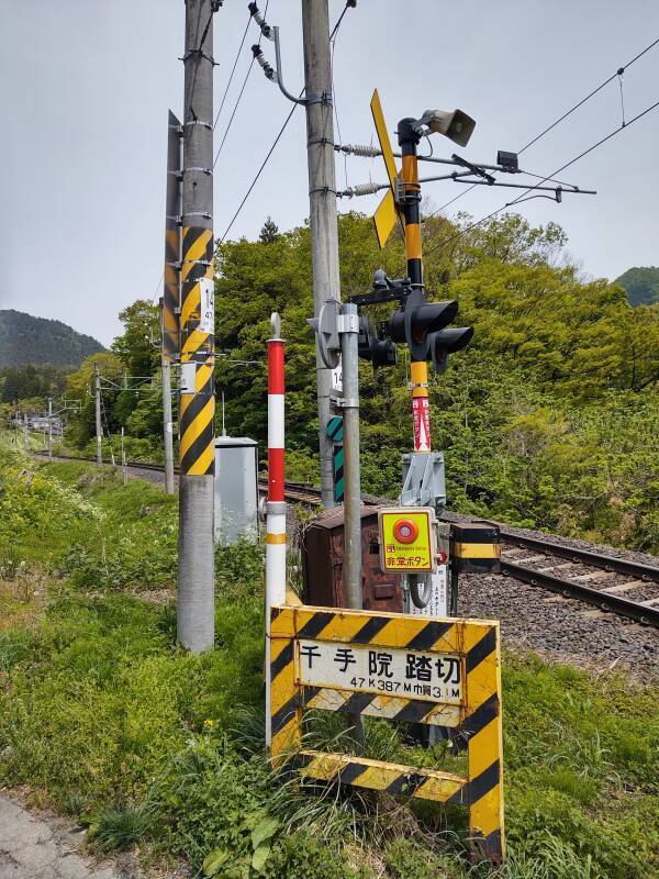 Crossing the rail line near Senjuin Kannon-dō.