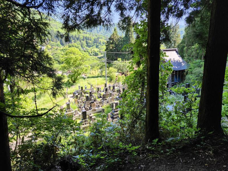 Senjuin Kannon-dō and its cemetery.