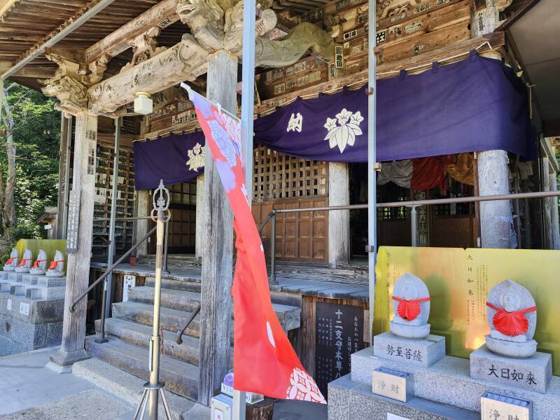 Senjuin Kannon-dō and its cemetery.