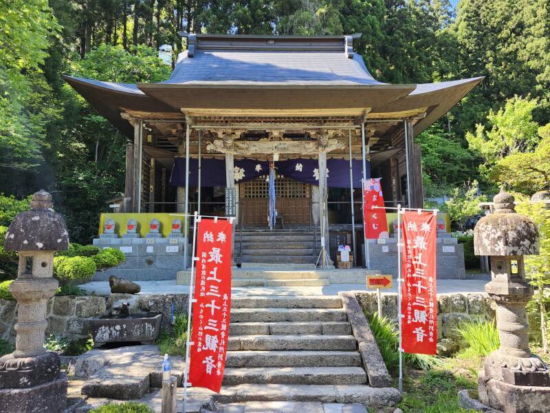 Senjuin Kannon-dō and its cemetery.