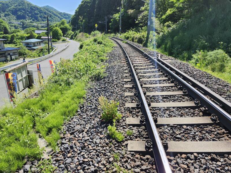 Crossing the tracks below Senjuin Kannon-dō.