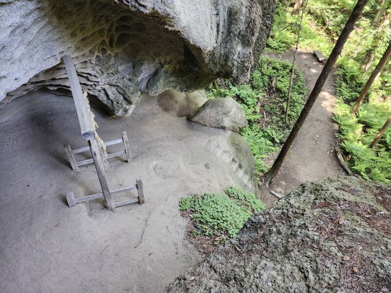 Descending from the Furumine Shrine at Tarumizu.