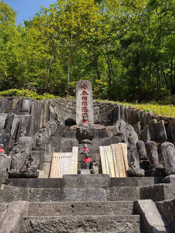 Jizō statue and memorials near Okunoin temple.