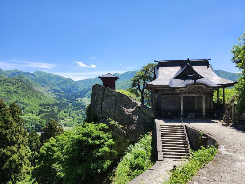 Path to Kaizan-dō hall and Nōkyō-dō the sutra repository.